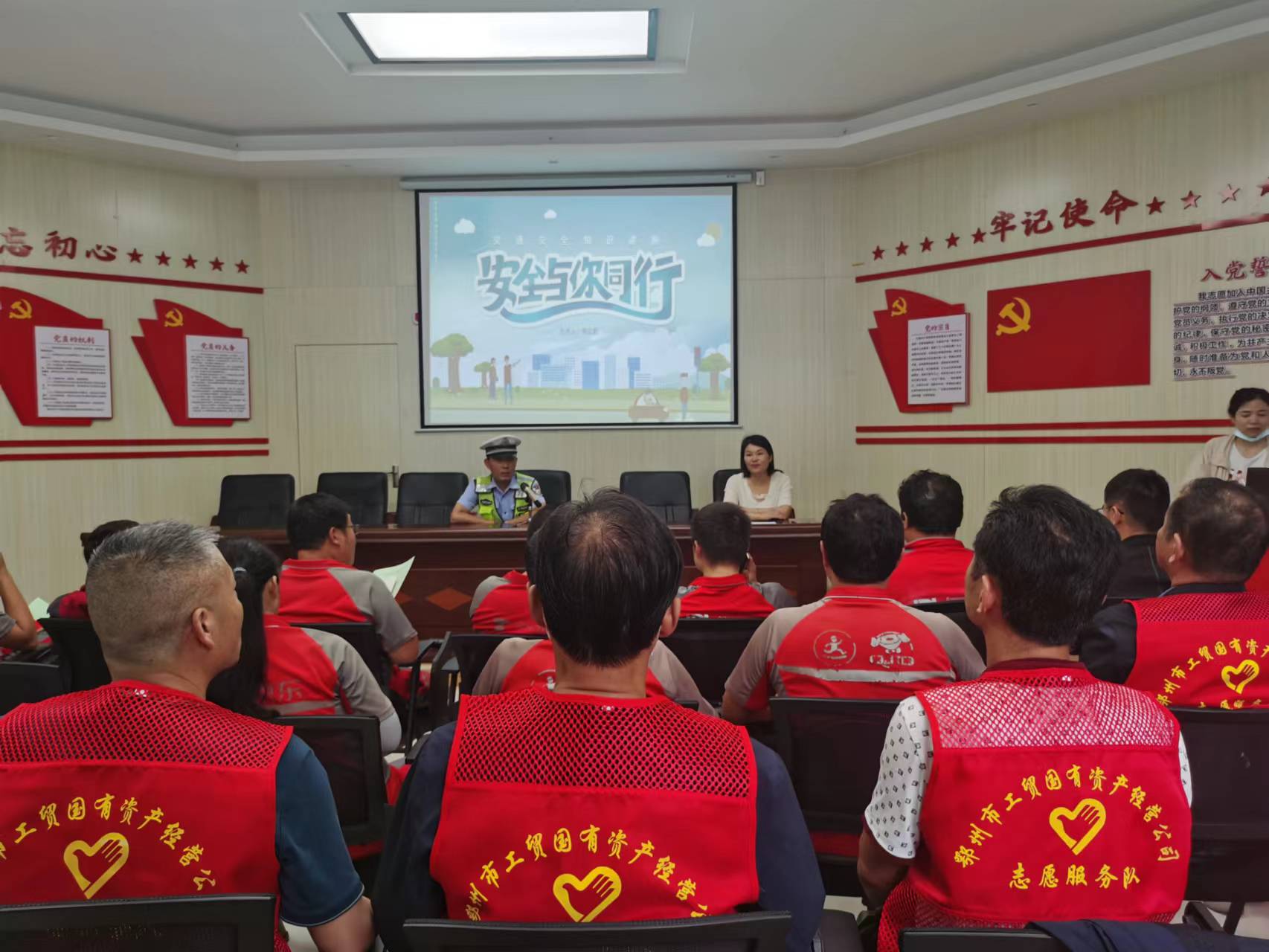 5月26日下午，市工贸公司志愿者在月畔湾社区党员活动室聆听社区协警李云超“安全与你同行”的讲座(2023/6/7)