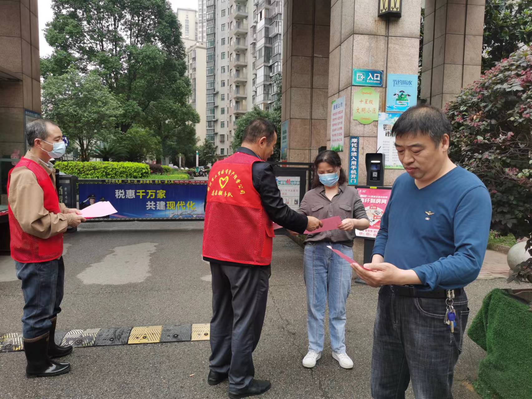 5月26日下午，市工贸公司志愿者在月畔湾小区门向过路行人宣传文明交通知识，并发放文明交通安全手册(2023/6/7)